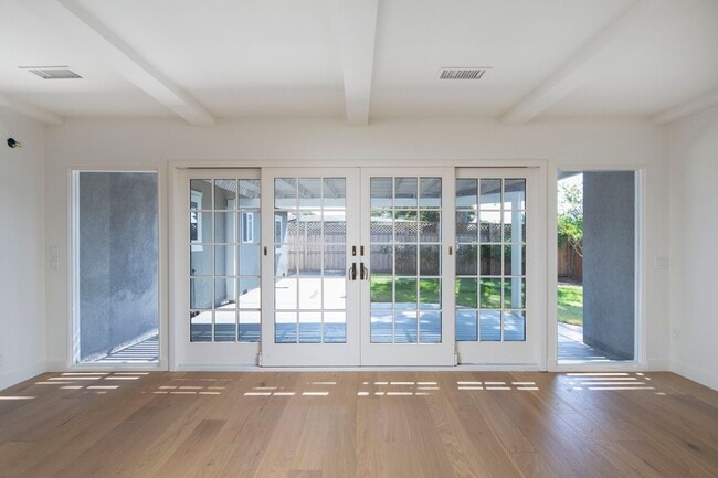 Building Photo - GORGEOUS Remodeled and Upgraded Beautiful ...