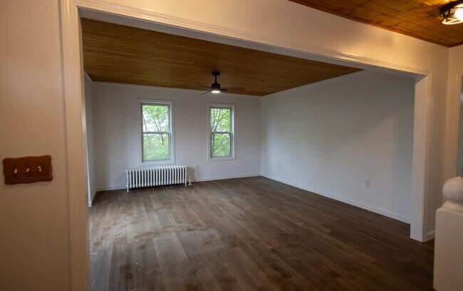 Building Photo - Beautifully renovated home
