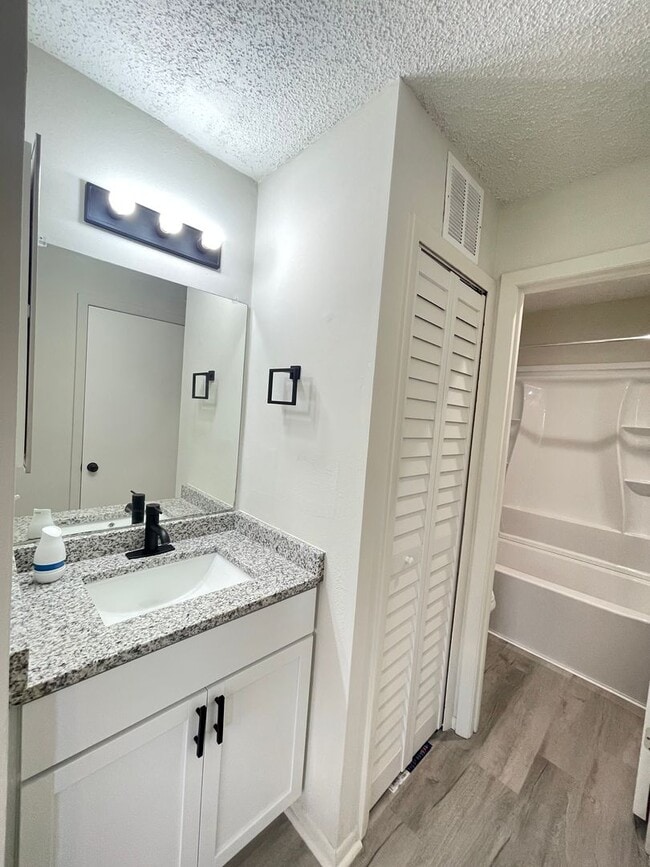 Building Photo - Fully Renovated 1-Bedroom, 1-Bath Condo in...