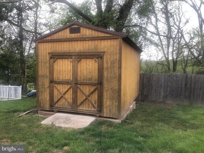 Building Photo - 102 S Whissen St