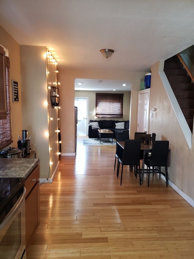 Building Photo - Stylish & Spacious 3-Bedroom Home with Off...