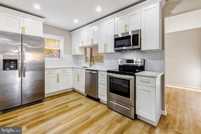 Building Photo - 18 Madison St