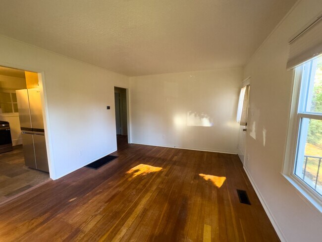 Building Photo - Charming 2 Bed 1 Bath Home on Fenced Corner Lot in South Salem