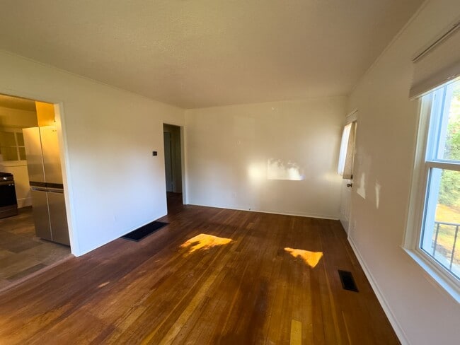 Building Photo - MOVE IN SPECIAL - Charming 2 Bed 1 Bath Home on Fenced Corner Lot in desired South Salem Neighbor...