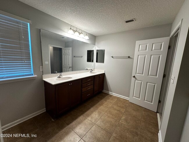 Building Photo - 12212 Angleterre Dr