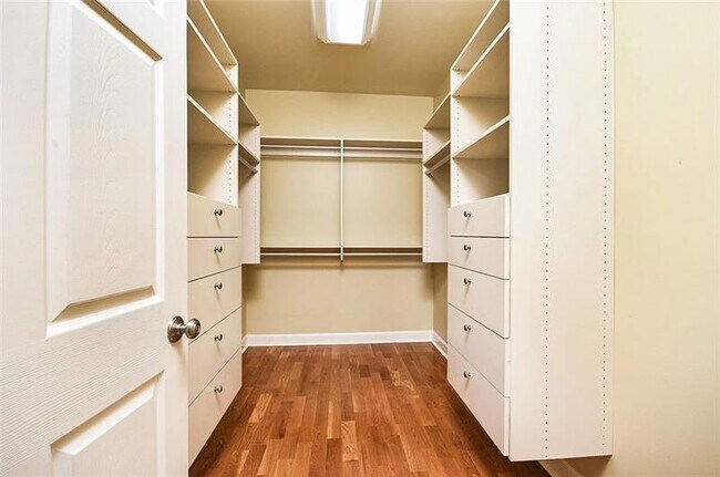 Building Photo - 2865 Lenox Rd NE