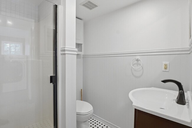 Building Photo - 92 Main St