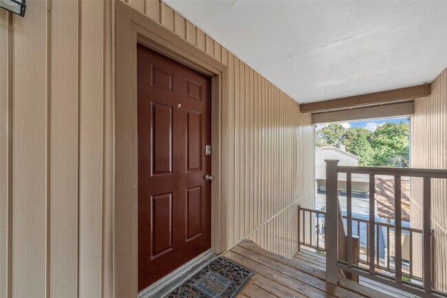 Building Photo - 700 Ridgeside Dr