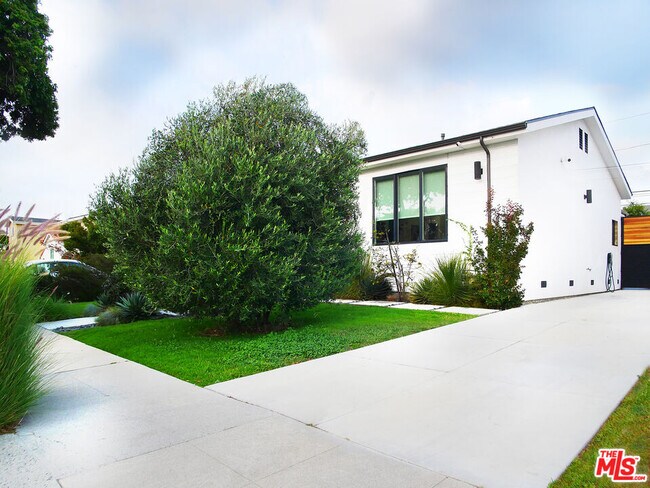 Building Photo - 3744 Somerset Dr