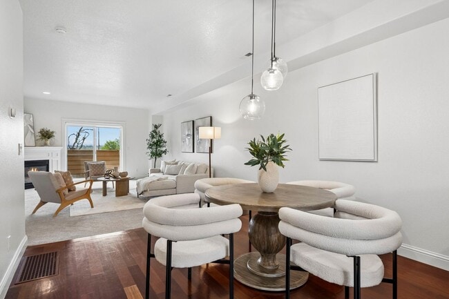 Building Photo - Spectacular SW Portland 2 bedroom Townhouse