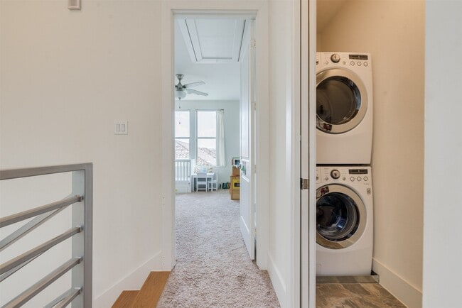 Building Photo - 5429C Hidalgo St