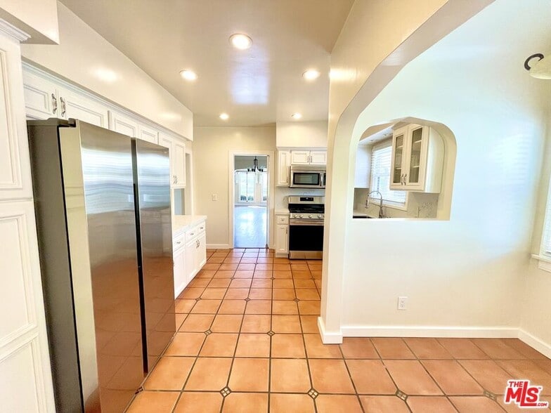 Building Photo - 848 S Curson Ave