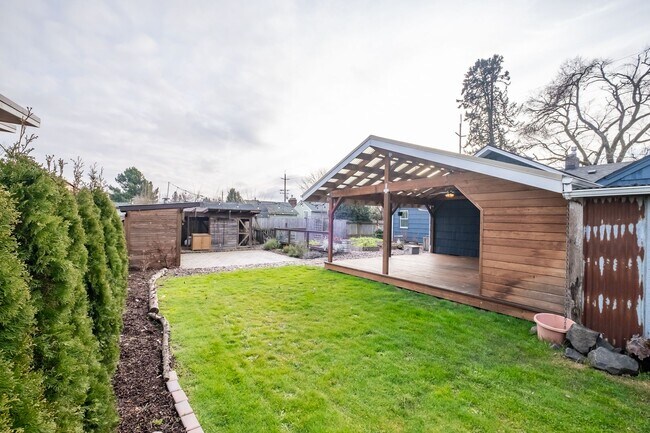 Building Photo - Charming 3-Bed 2 Bath Home with Spectacula...