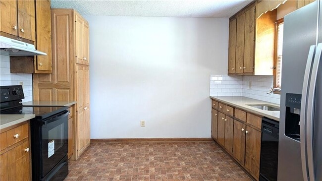 Building Photo - 585 Wayside Dr