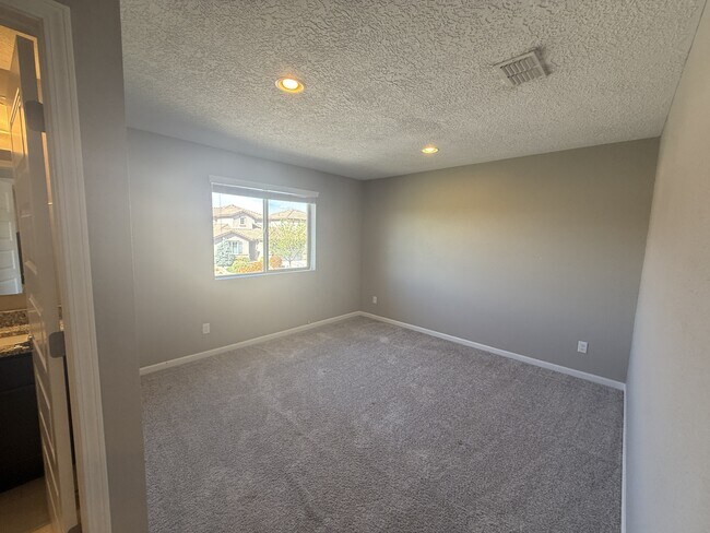 Building Photo - 6624 Yawkey Way NE