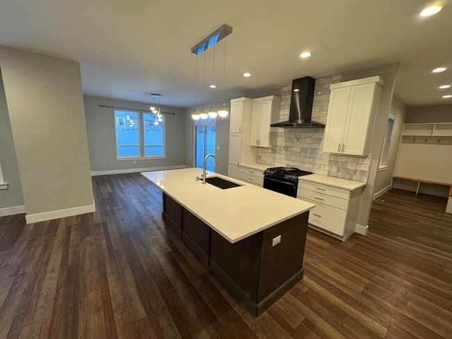 Building Photo - Beautiful 4 Bedroom Home in Desirable Wasi...