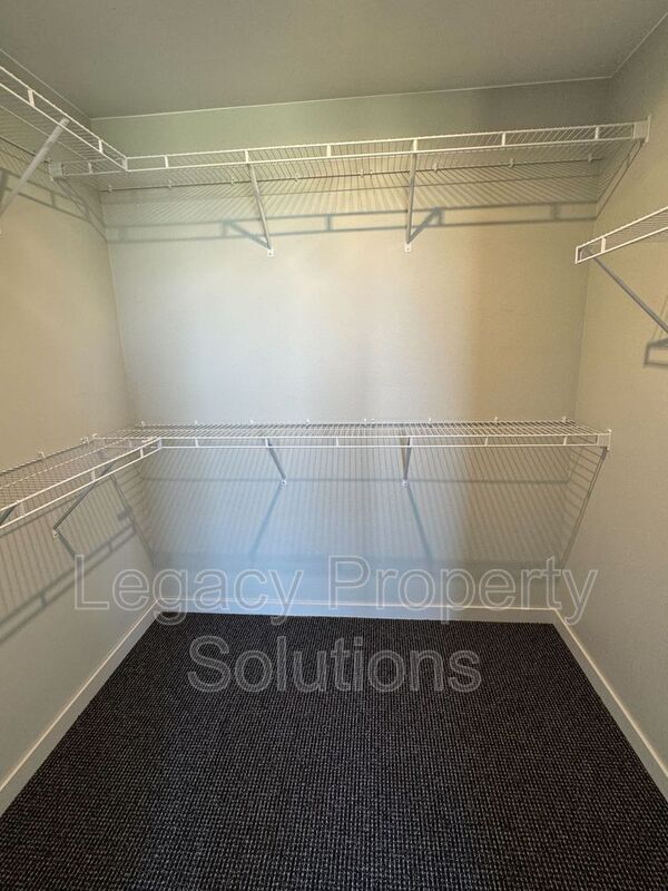 Building Photo - 220 E Greenfield Ln