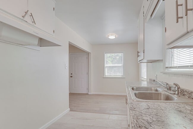 Building Photo - Newly Remodeled!