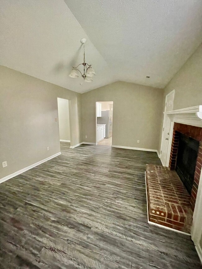 Building Photo - Introducing a charming 4-bedroom, 2-bathro...