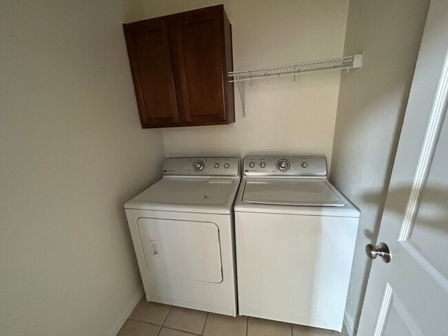 Building Photo - Beautiful & Spacious home in The Desirable...