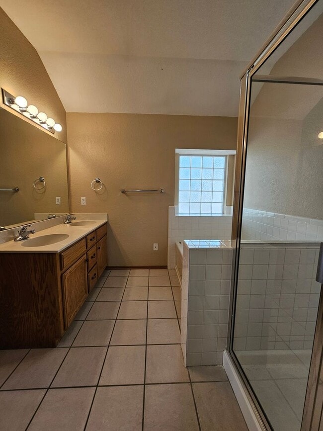 Building Photo - (3) Bed/(2) Bath in Tecumseh Ridge Addition Avail NOW! Pets Negotiable.