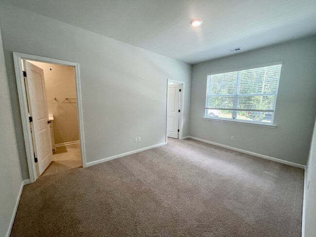 Building Photo - Spacious Four Bedroom Townhome w/ Garage! ...