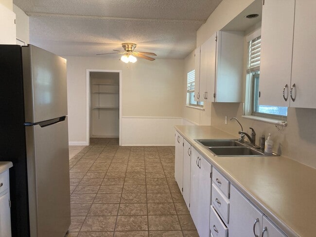 Building Photo - 224 N Oxford Dr