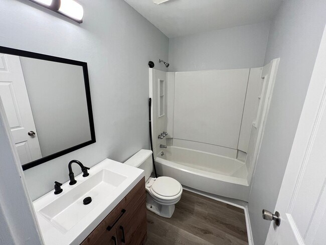 Building Photo - 3 Bedroom Townhouse Near Downtown Durham