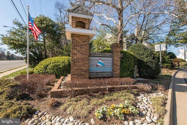 Building Photo - 3431 Lakeside View Dr