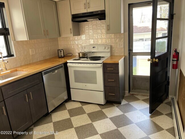 Building Photo - 303 E Drinker St