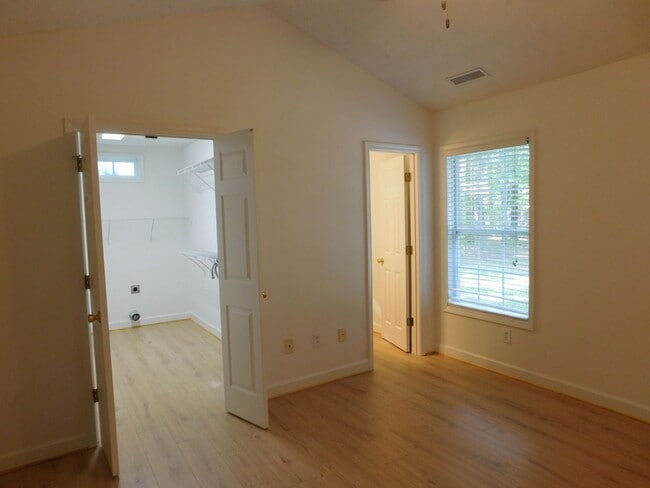 Building Photo - 208 Tobiano Dr