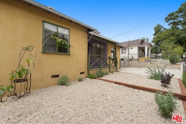 Building Photo - 821 Laveta Terrace