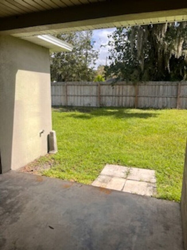 Building Photo - Three Bedroom Two bath