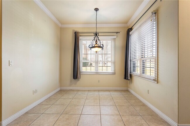 Building Photo - 2700 S Everest Ave