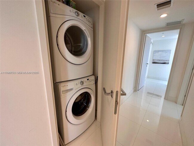 Building Photo - 1300 Brickell Bay Dr