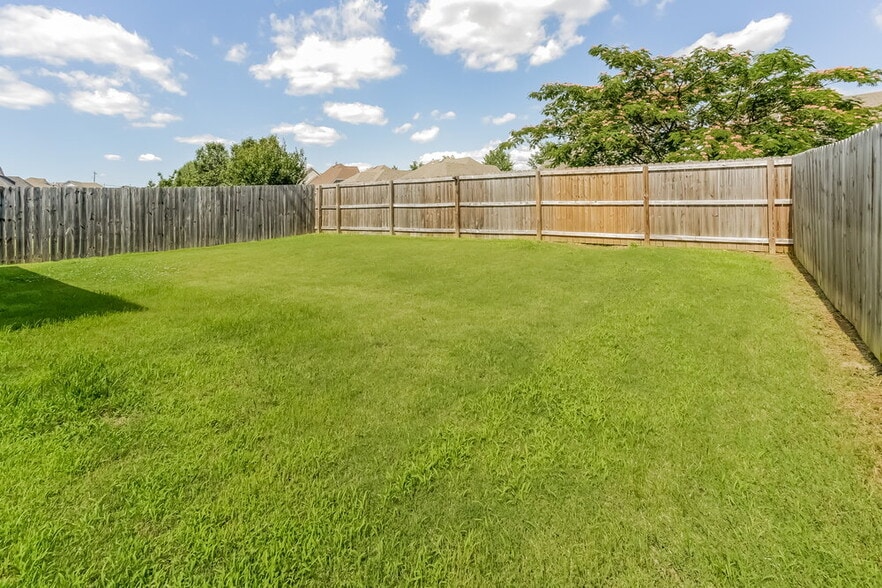Building Photo - 7916 Ridgedale Dr