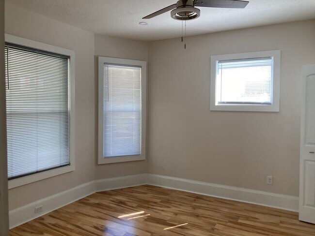 Building Photo - 1332 W 93rd St