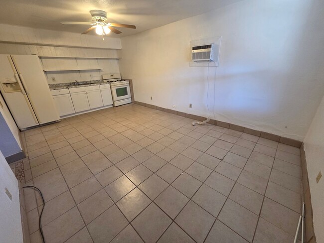 Building Photo - Small 2 bedroom 1 bath Apartment