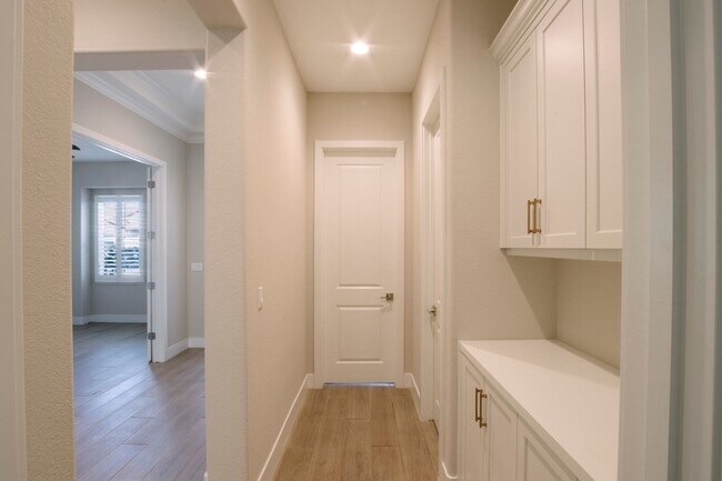 Building Photo - 3034 Carrousel St