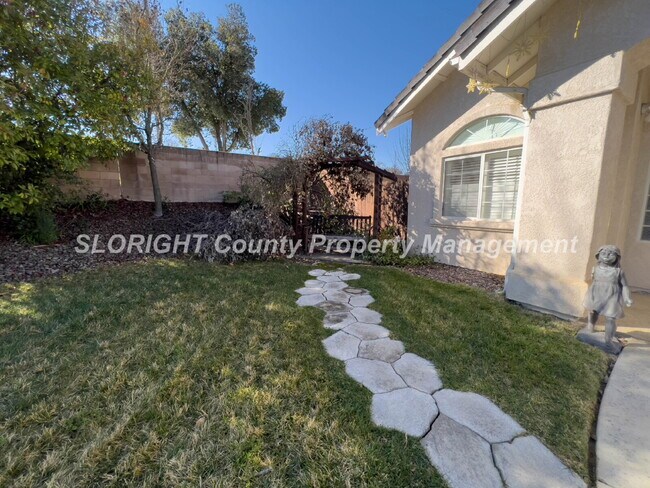 Building Photo - AVAILABLE MAY - 3 Bedroom / 2 Bathroom Paso Robles Home