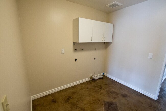 Building Photo - Beautiful 4BR/3 Full BA single family home with large yard