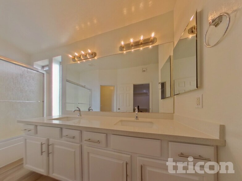 Building Photo - 2645 S 63rd Ln