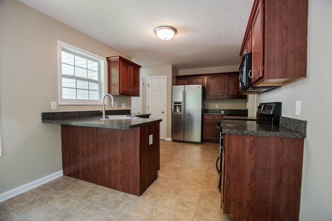 Building Photo - Four Bedroom with Bonus!