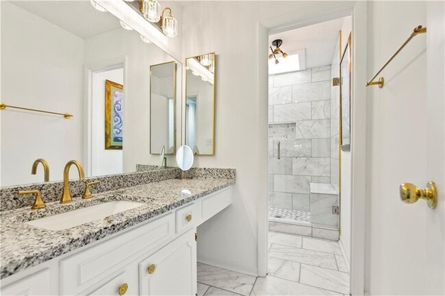 Building Photo - 2685 Meadowlawn Dr