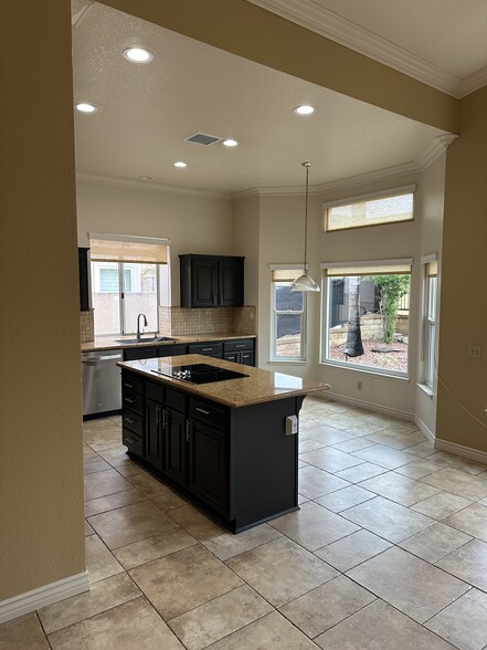 Building Photo - 15400 Zaharias St