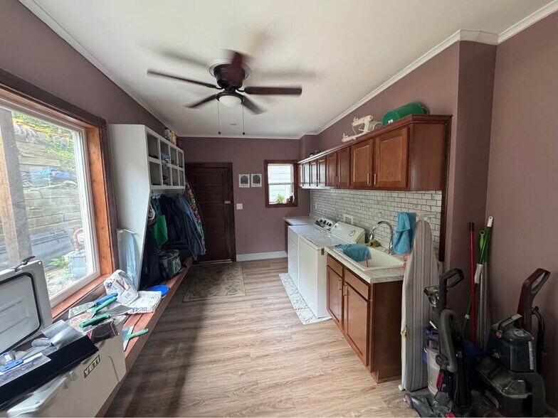 Building Photo - 911 College Ave