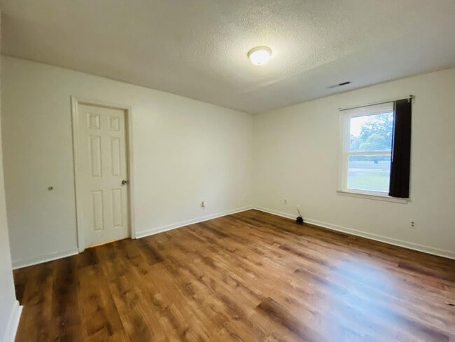 Building Photo - "Spacious 3-Bedroom Retreat with 2 Full Baths in Peaceful Meridianville!"