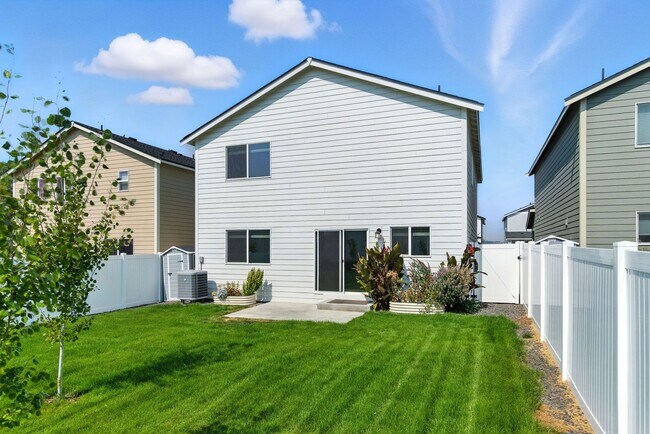 Building Photo - Beautifully Maintained Home in Coveted HOA...