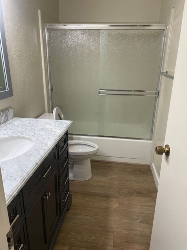 Building Photo - Four bedroom two and half bath on the uppe...