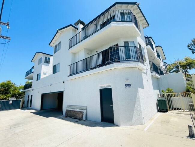 Building Photo - Beautifully Upgraded Apartment in Gated Co...